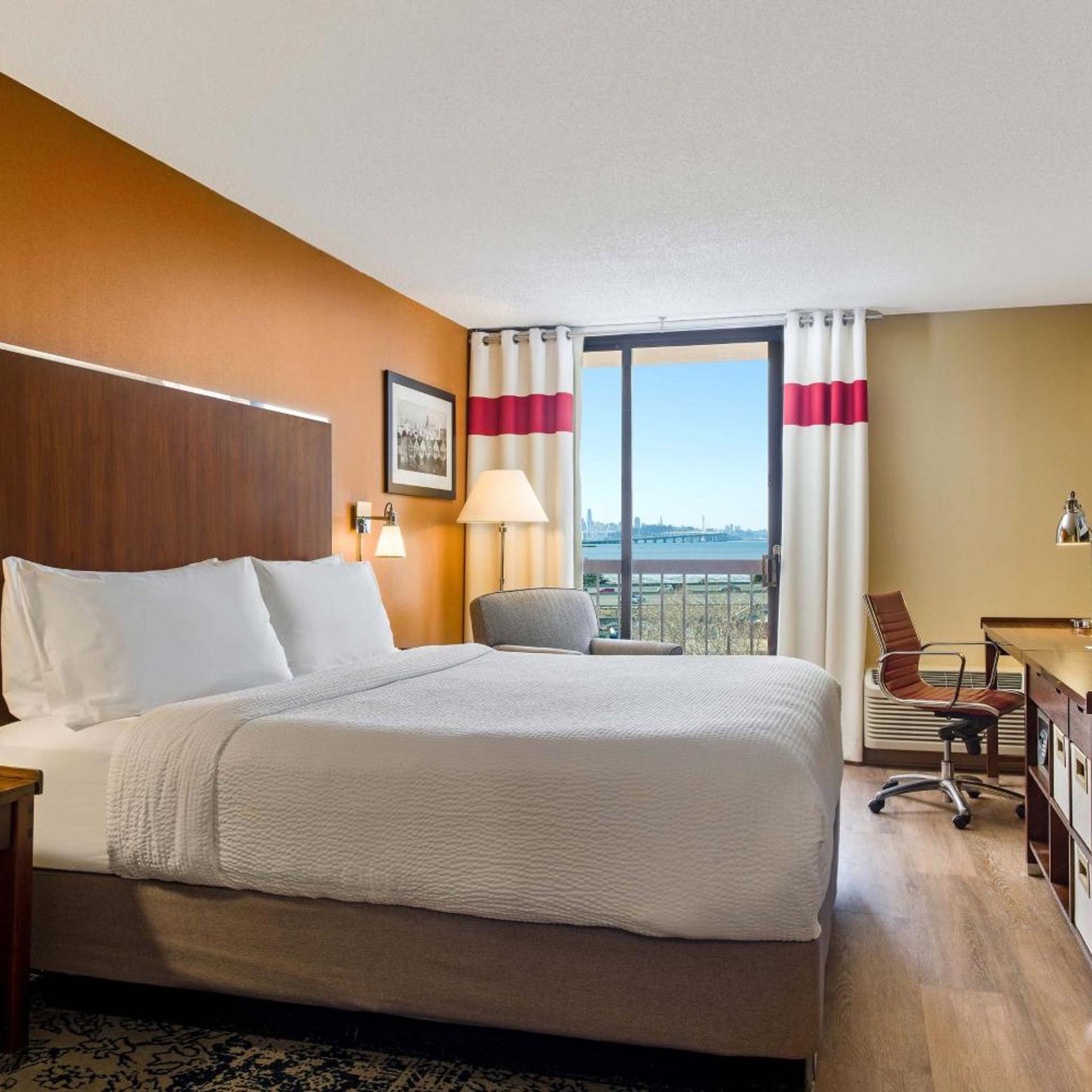Guest Room, King Bed, Bay View, Balcony