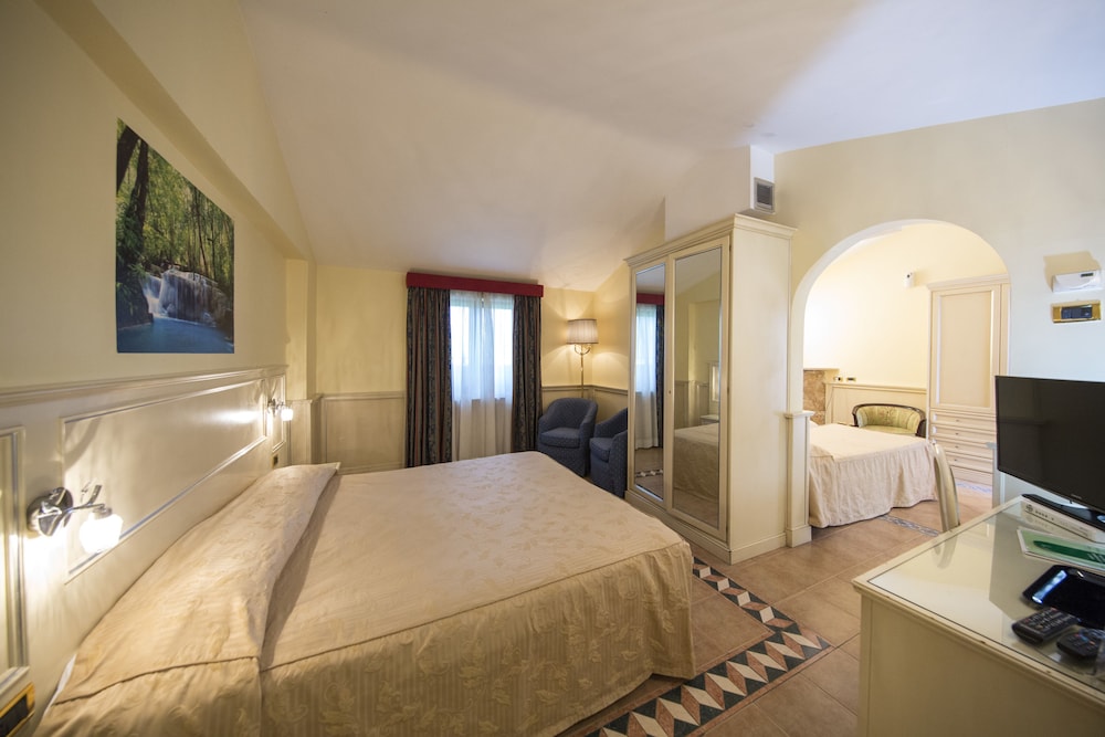 ROOM, QUADRUPLE