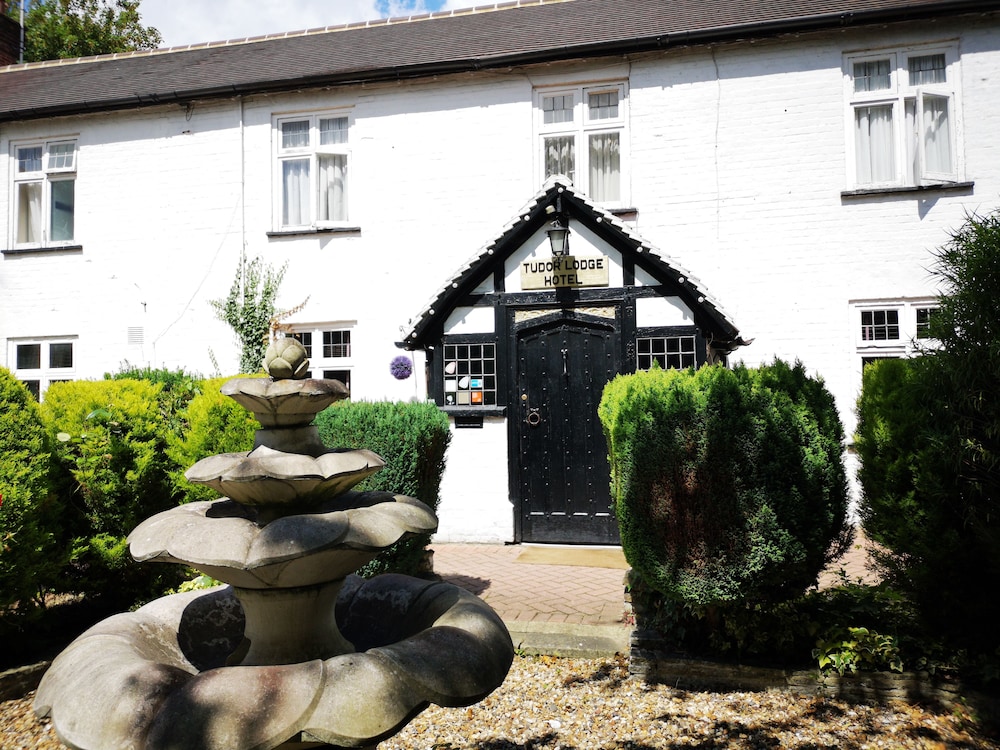 Tudor Lodge Hotel 37/45