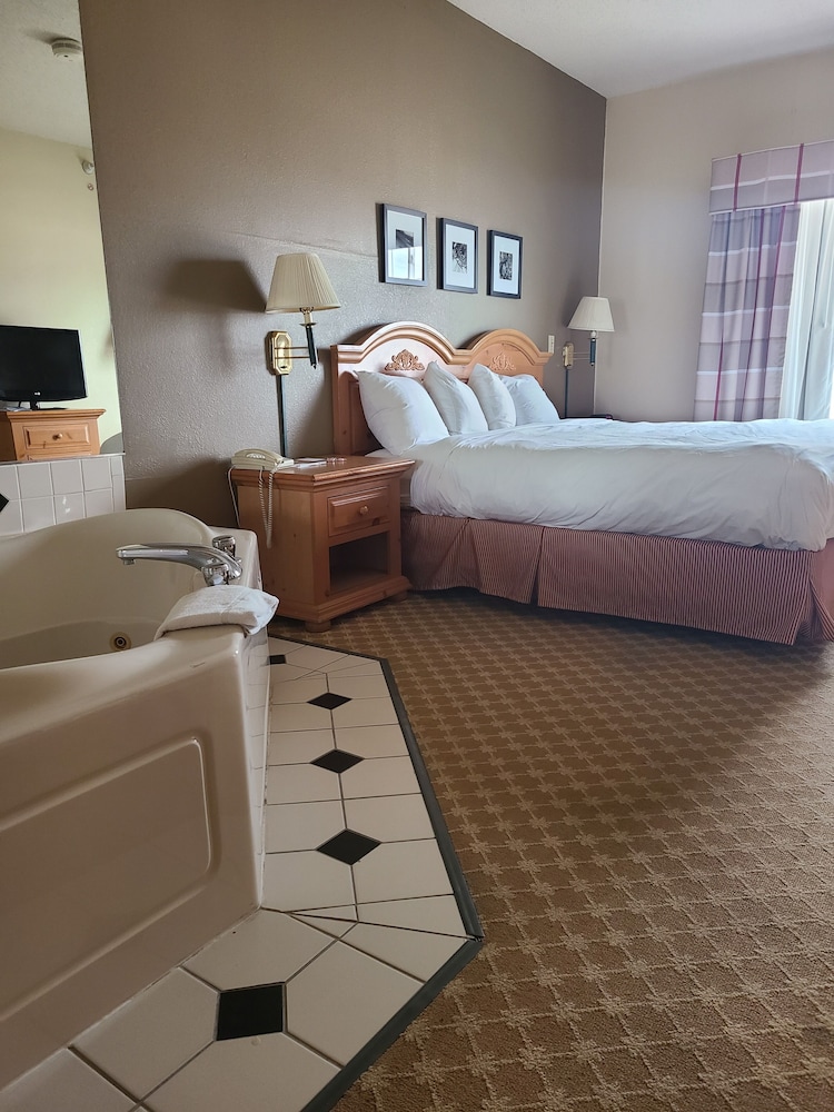 AmericInn by Wyndham Galesburg 13/59