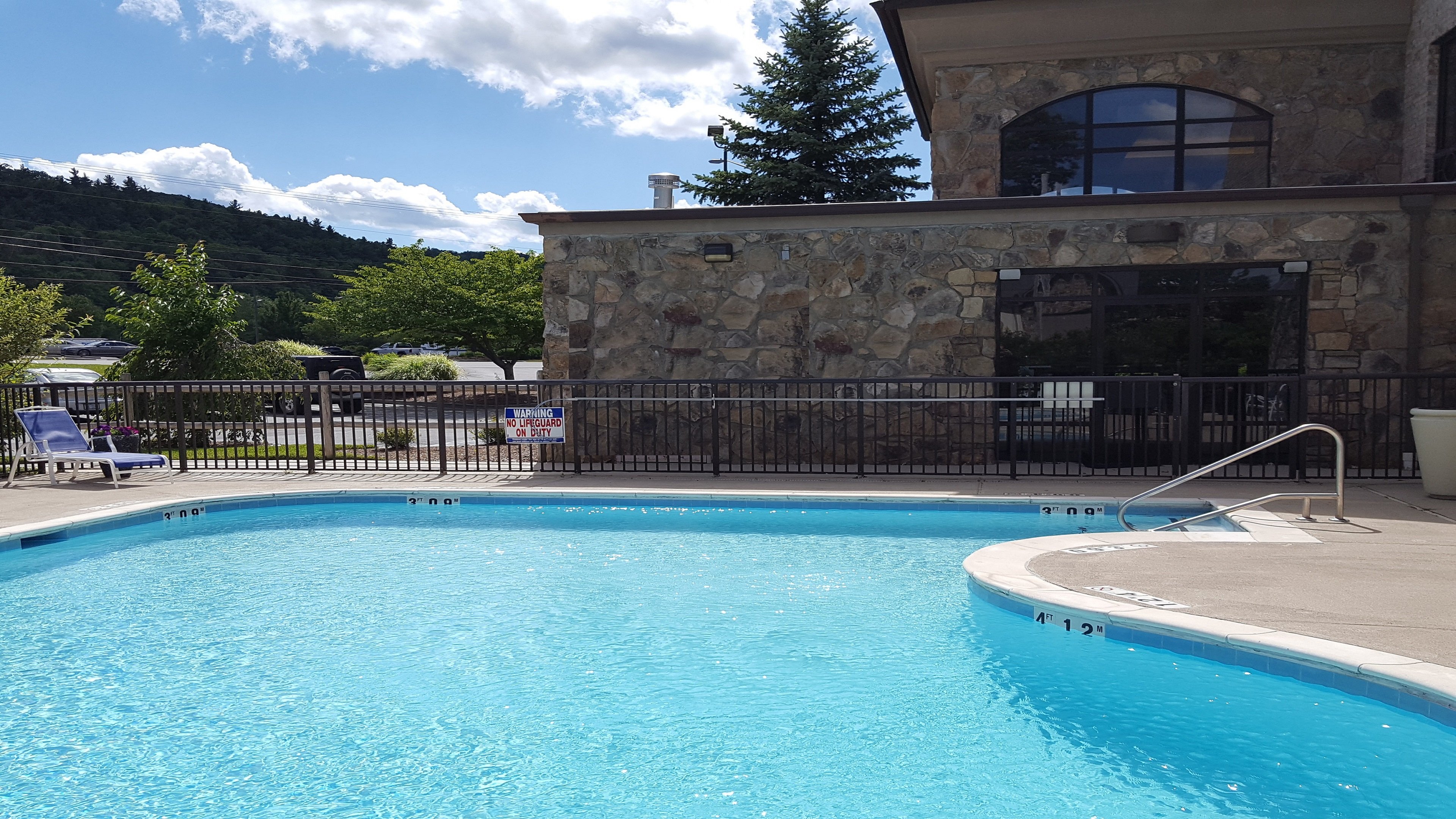Holiday Inn Express Boone 37/77