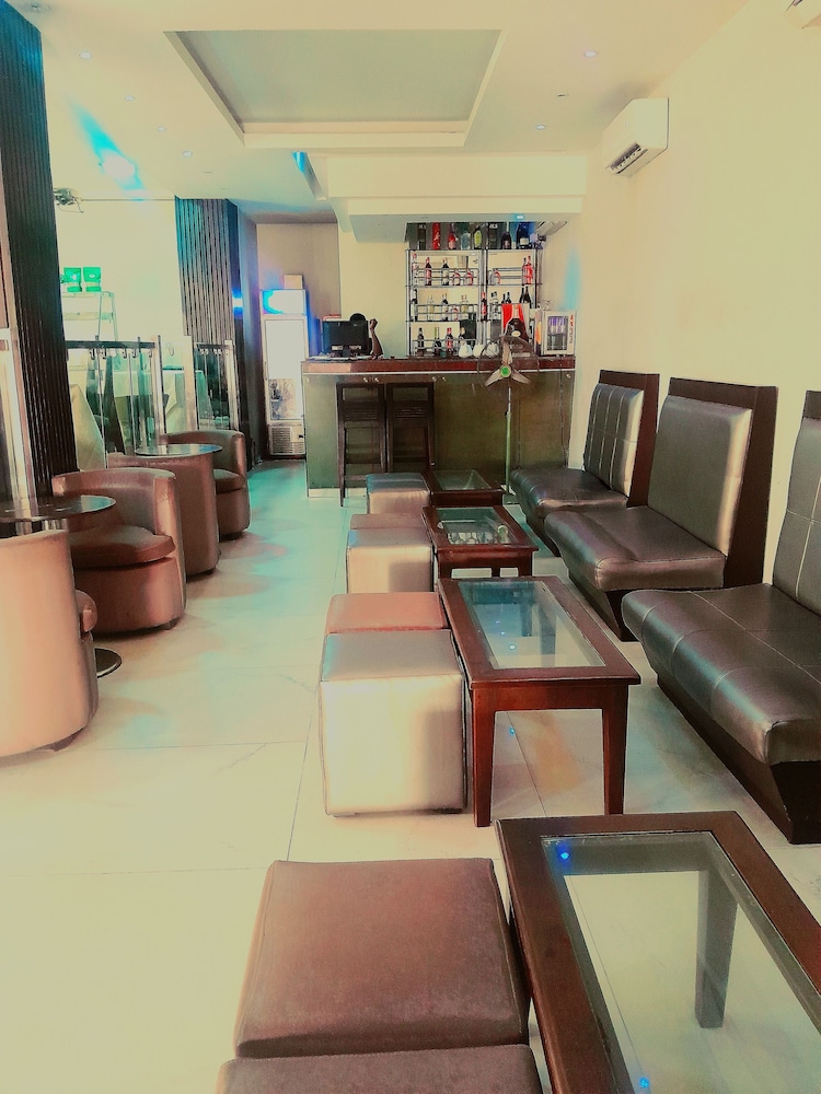 Oakspring Hotel &amp; Luxury Suites 40/50