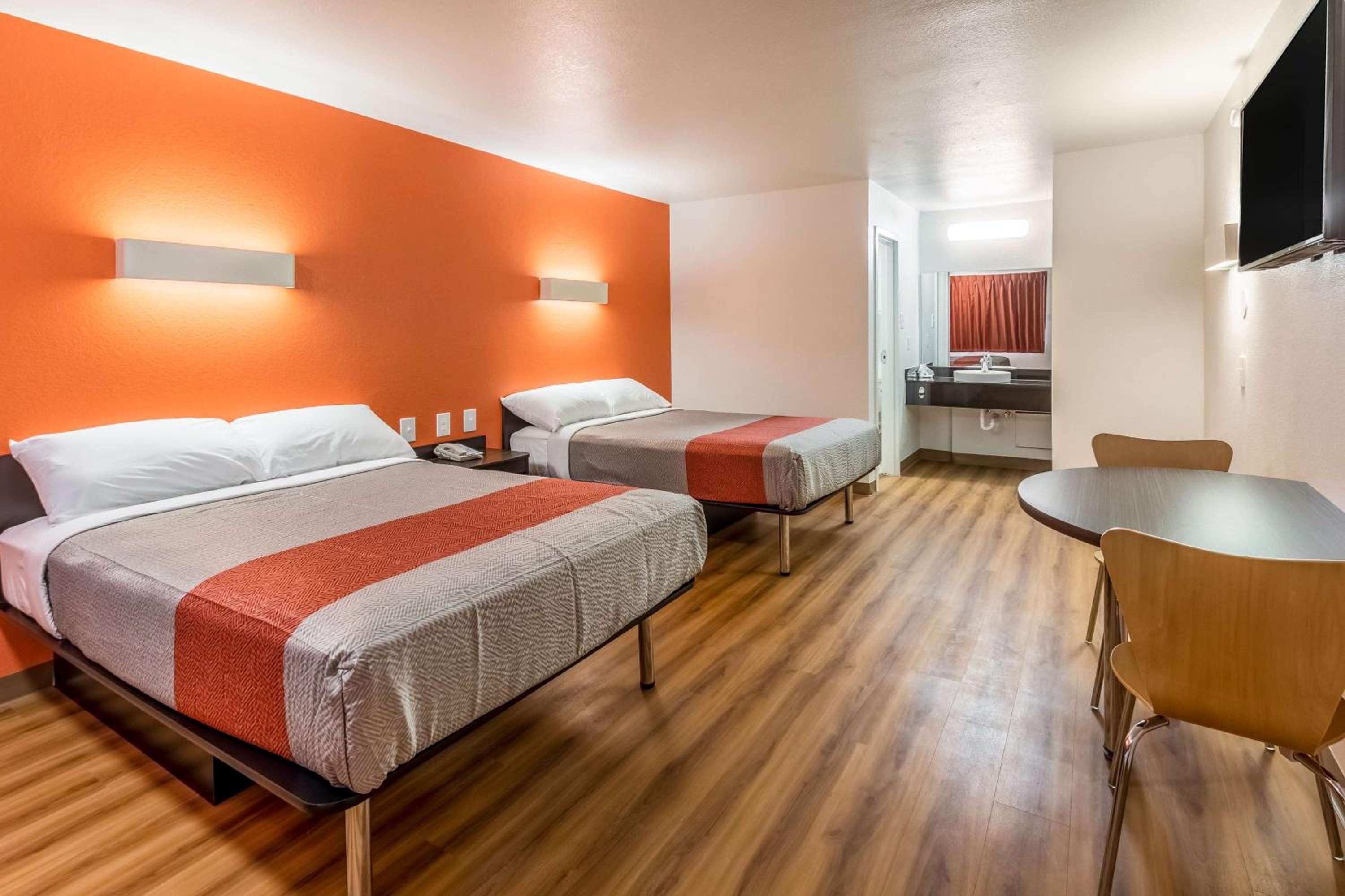 2 Full Beds Non-Smoking