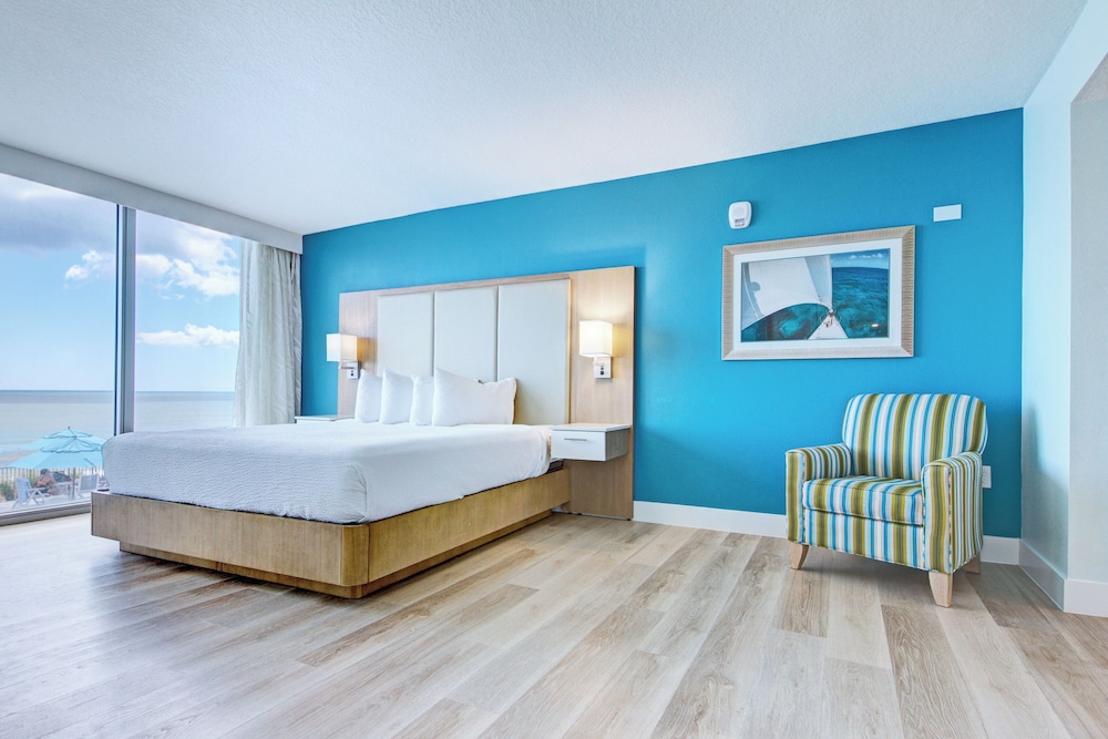 1 Bedroom, Queen Bed, Ocean Front, Sofa, Accessible