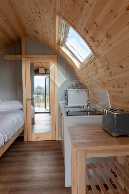 Glamping, Double Bed, Sofa، Callander Hostel 2/3