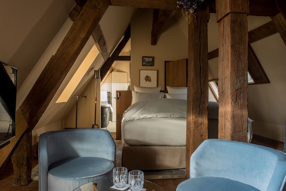 Superior, King Bed, Attic, Cour des Vosges 4/7
