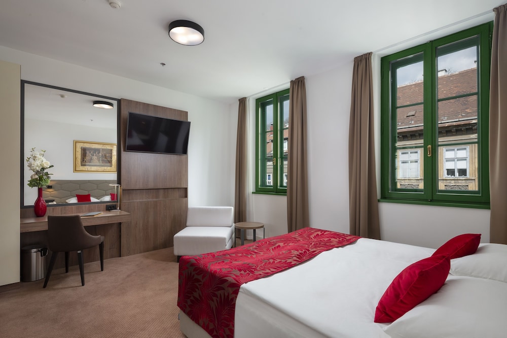 SUPERIOR, DOUBLE OR TWIN BED