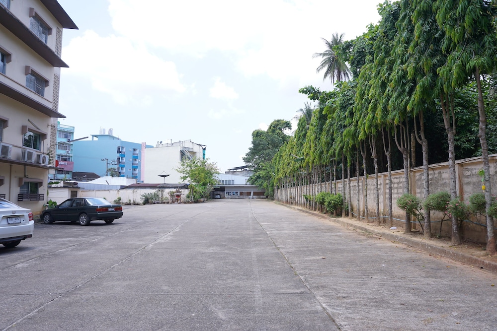 SRI CHUMPHON HOTEL 33/35