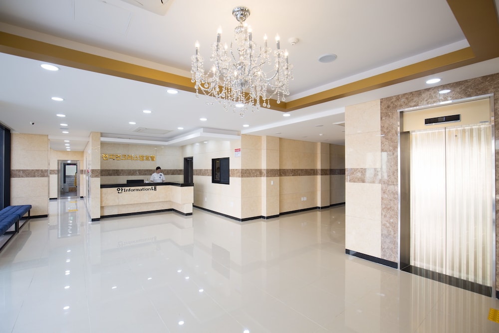 Cheonjiyeon Crystal Hotel 11/80