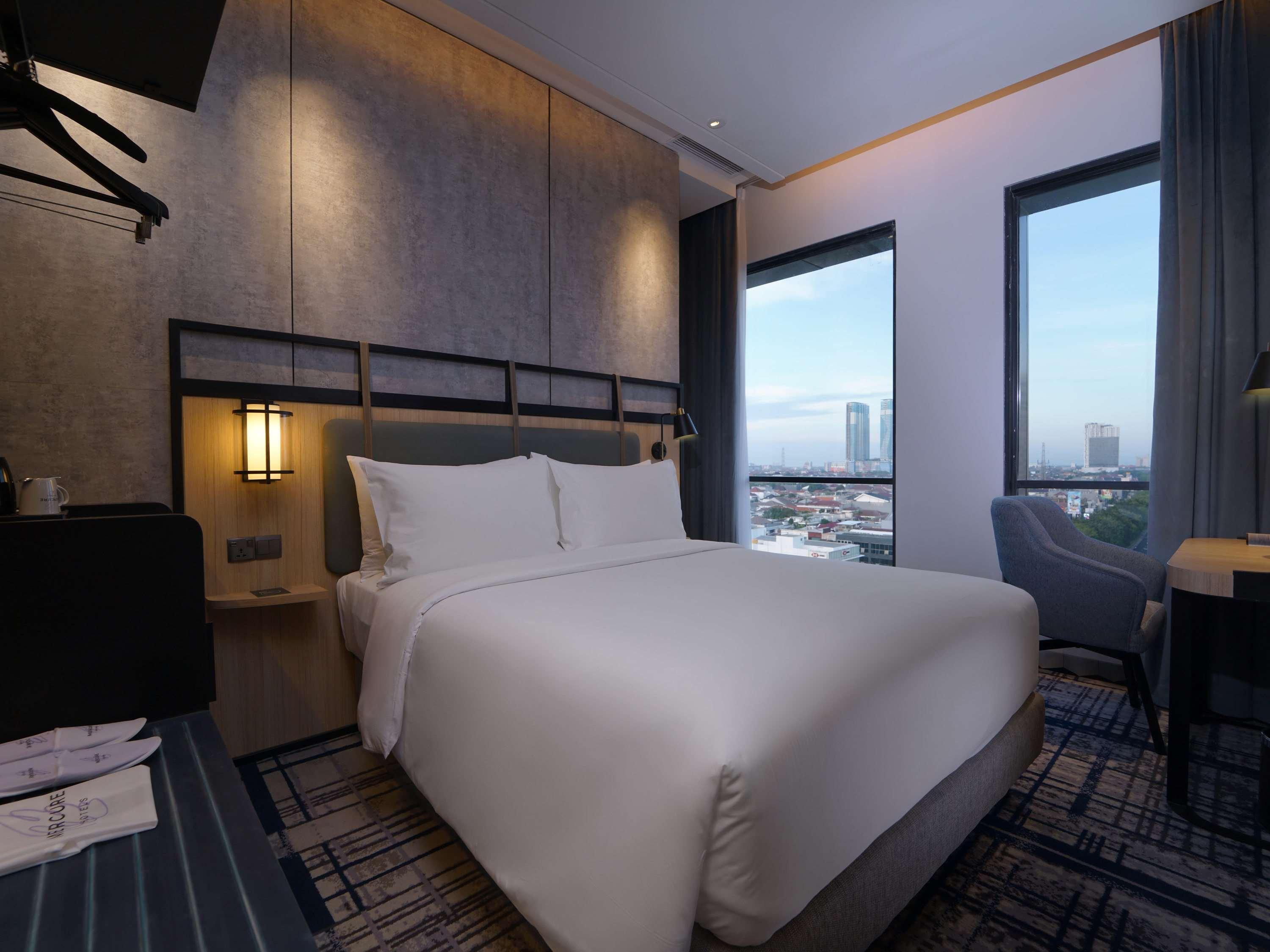 SUPERIOR, QUEEN BED, CITY SIDE