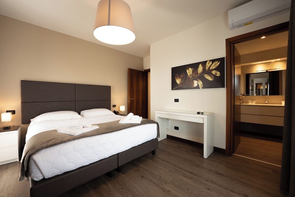 LUXURY, SUITE