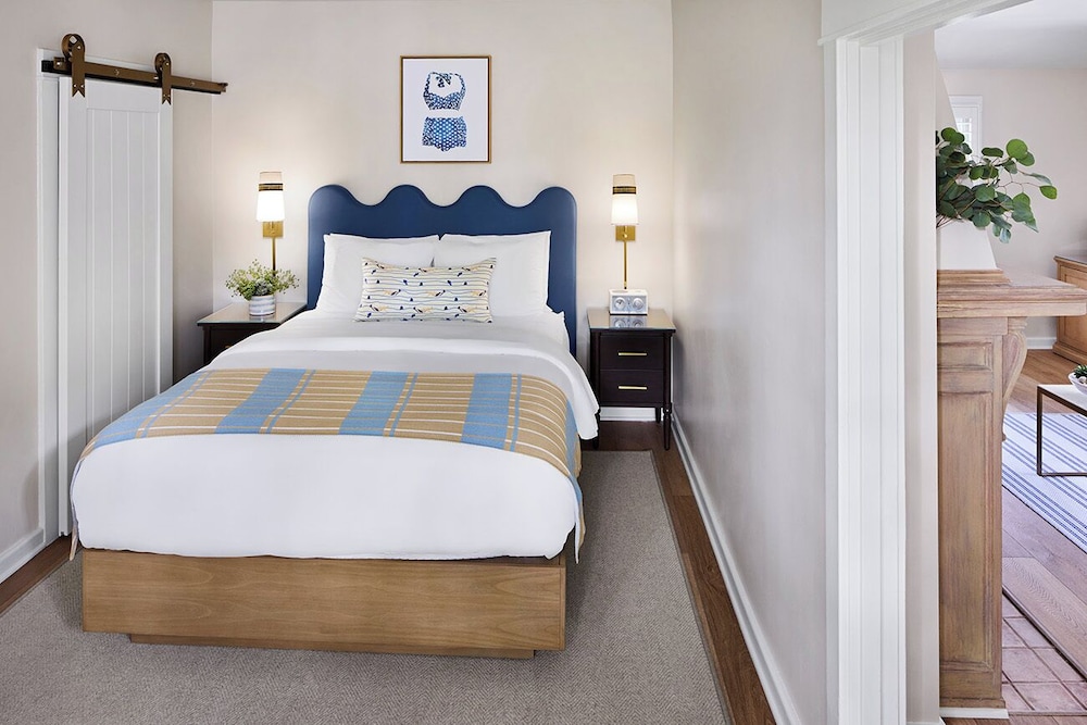 SIGNATURE, SUITE, QUEEN BED, SOFA