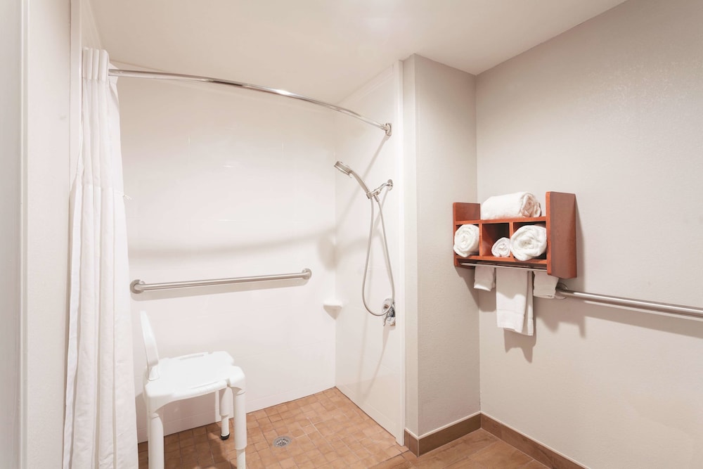 La Quinta Inn & Suites by Wyndham Knoxville North I-75 22/58