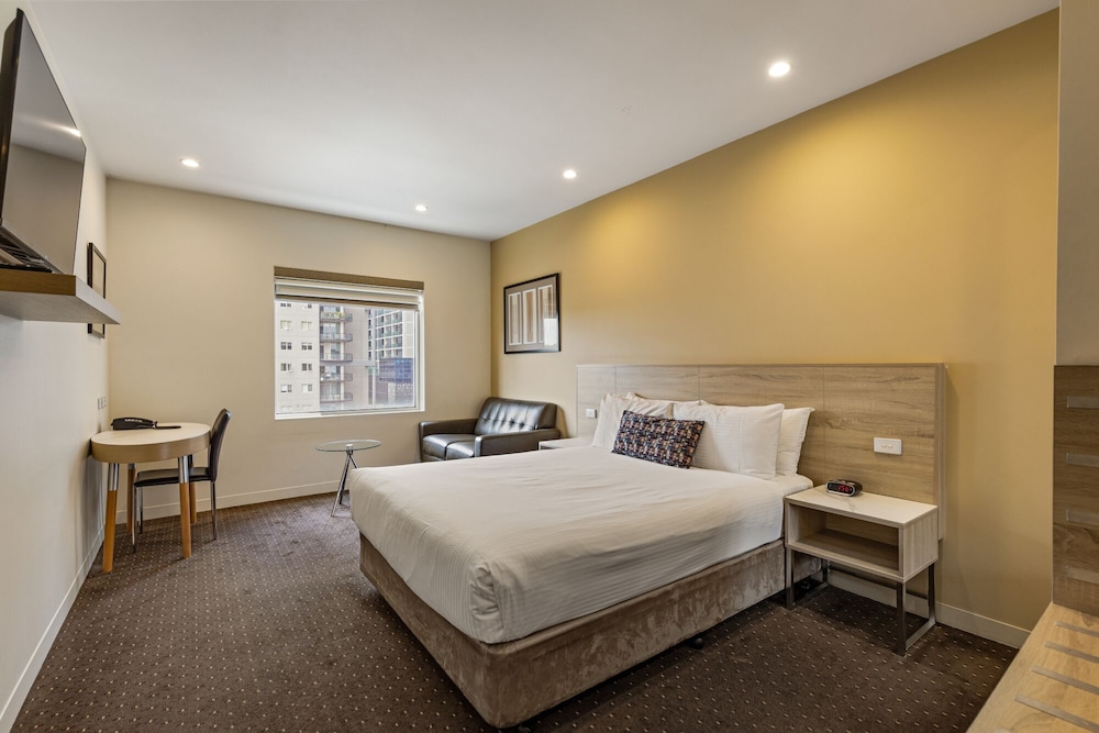 Room, Queen Bed, City View
