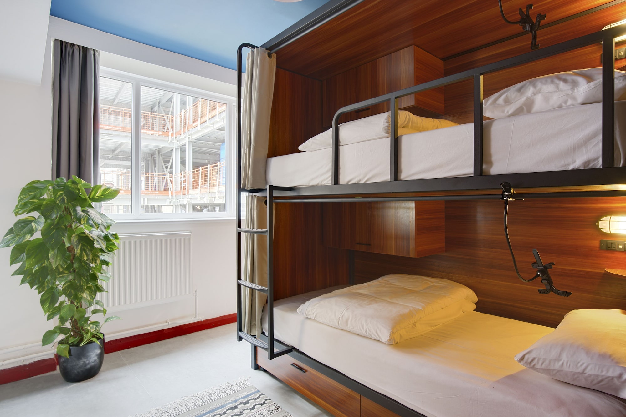 MIXED DORM, 8 BEDS