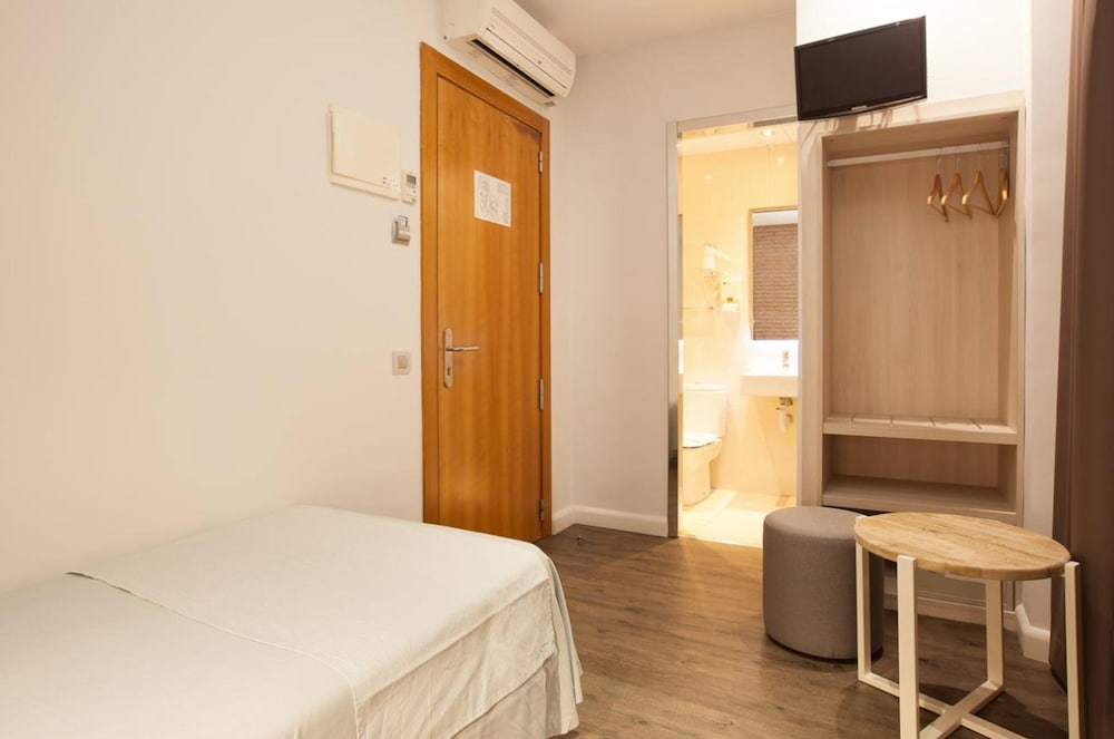 ROOM, SINGLE