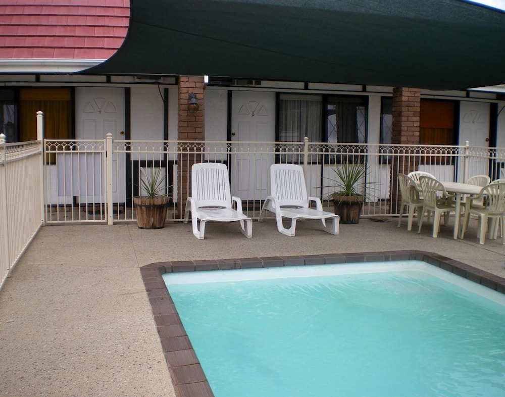 Tudor House Motor Inn 53/62