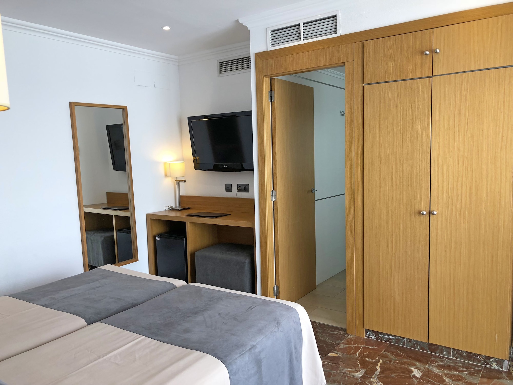 ROOM, SINGLE, DOUBLE BED