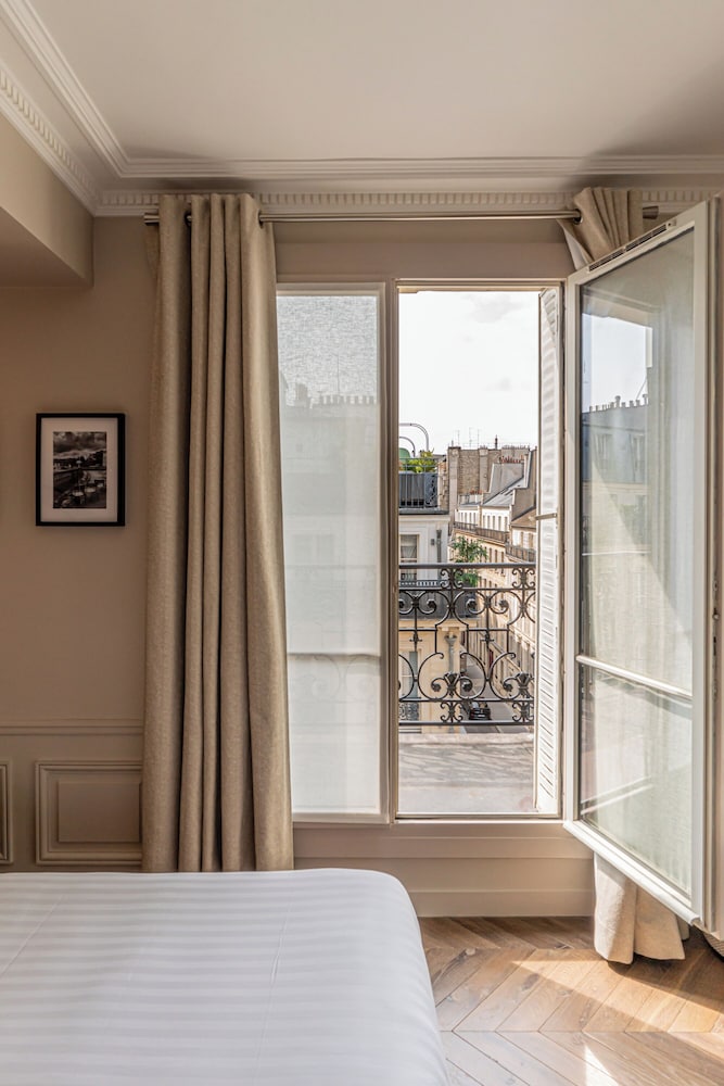 DELUXE, DOUBLE OR TWIN BED, CITY VIEW, BALCONY