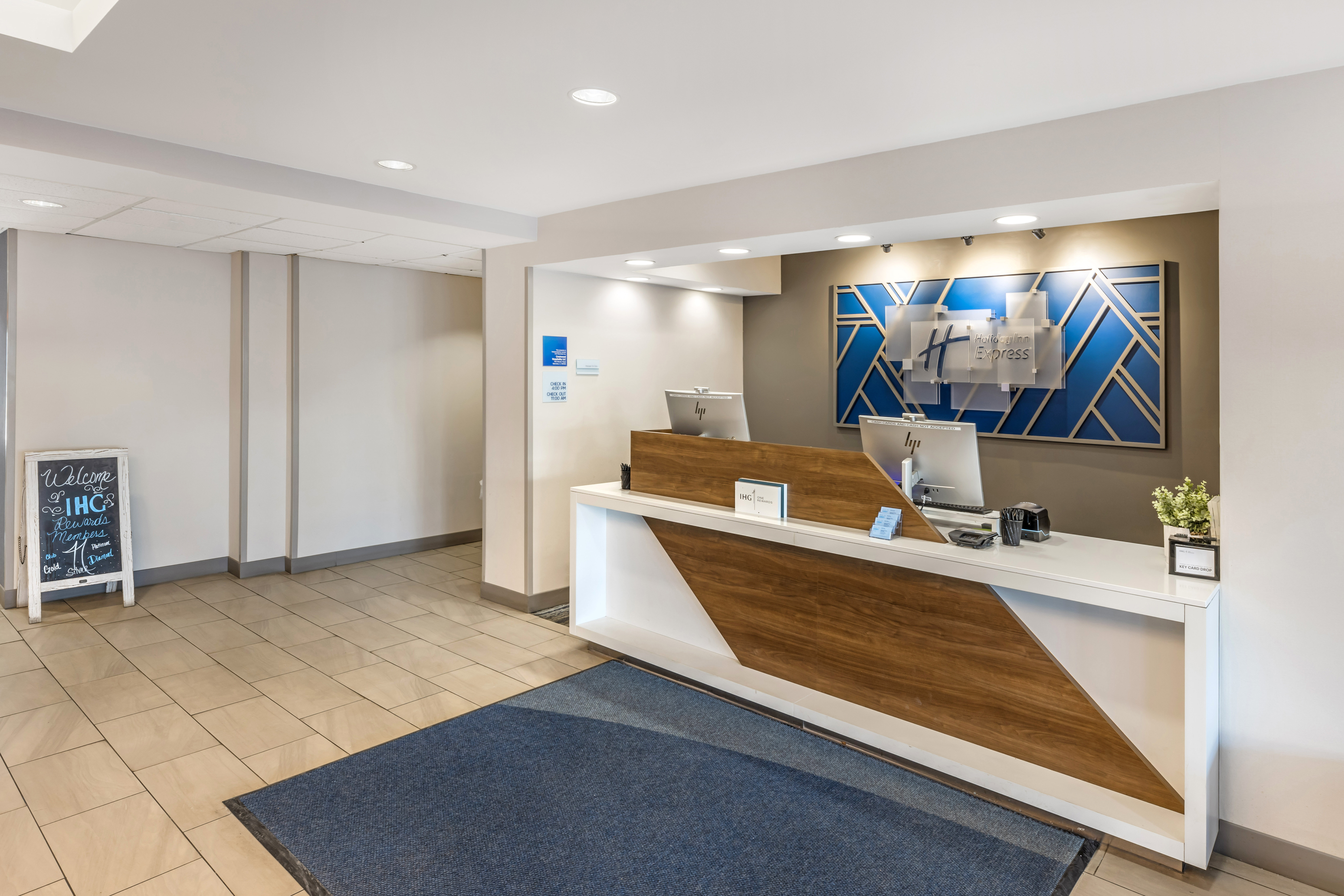 Holiday Inn Express Crestwood 5/69