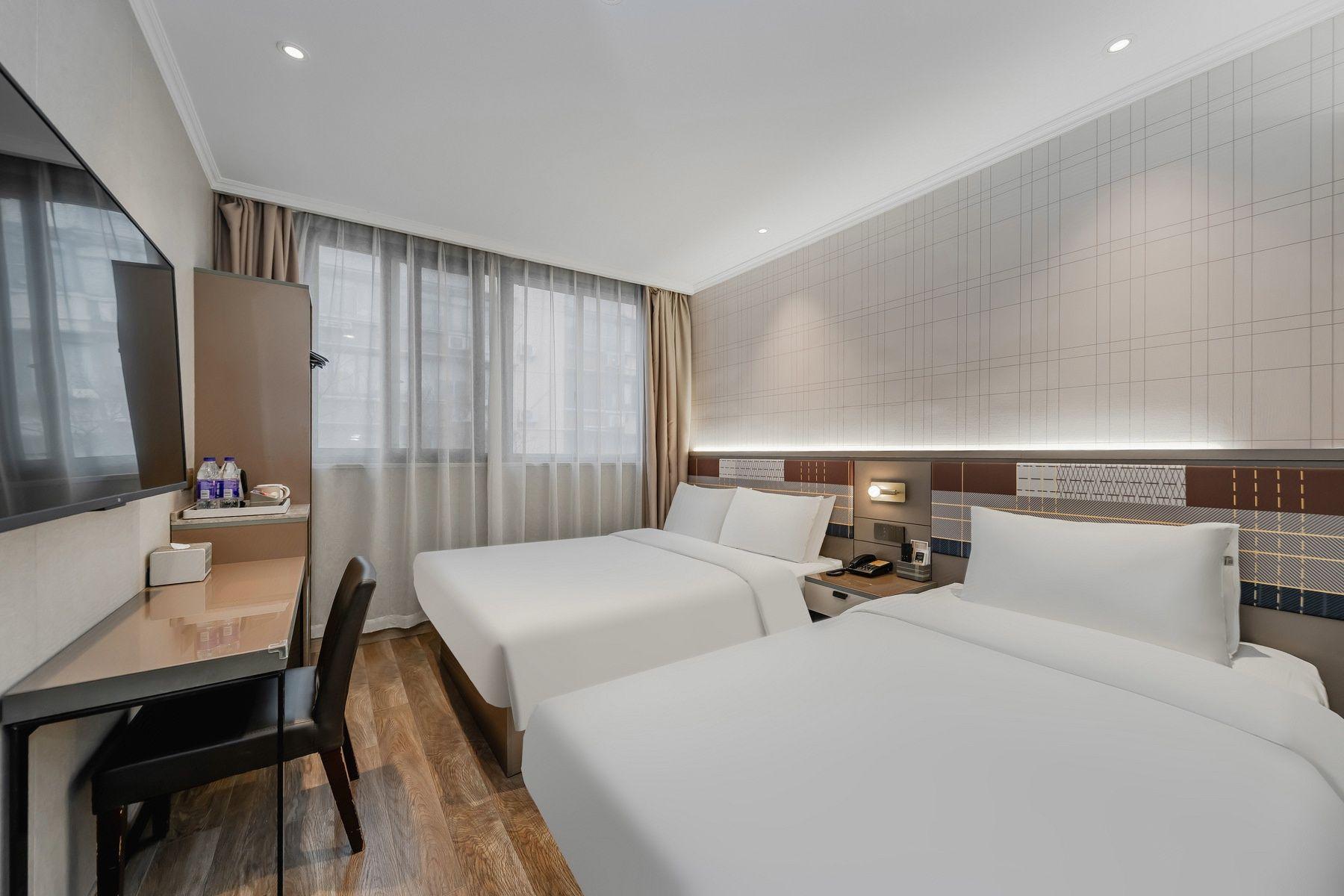 Home Inn Plus (Shanghai Huaihai Road Sinan Road) 20/35