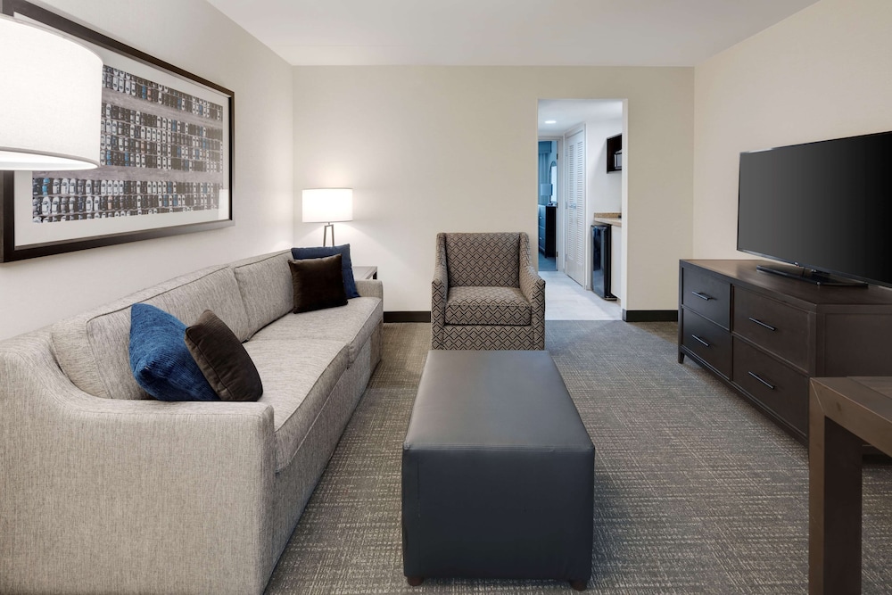 Embassy Suites by Hilton Detroit Troy Auburn Hills 41/77