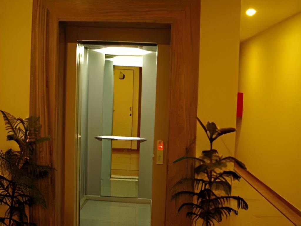 OYO Premium Vaishali Nagar 34/41