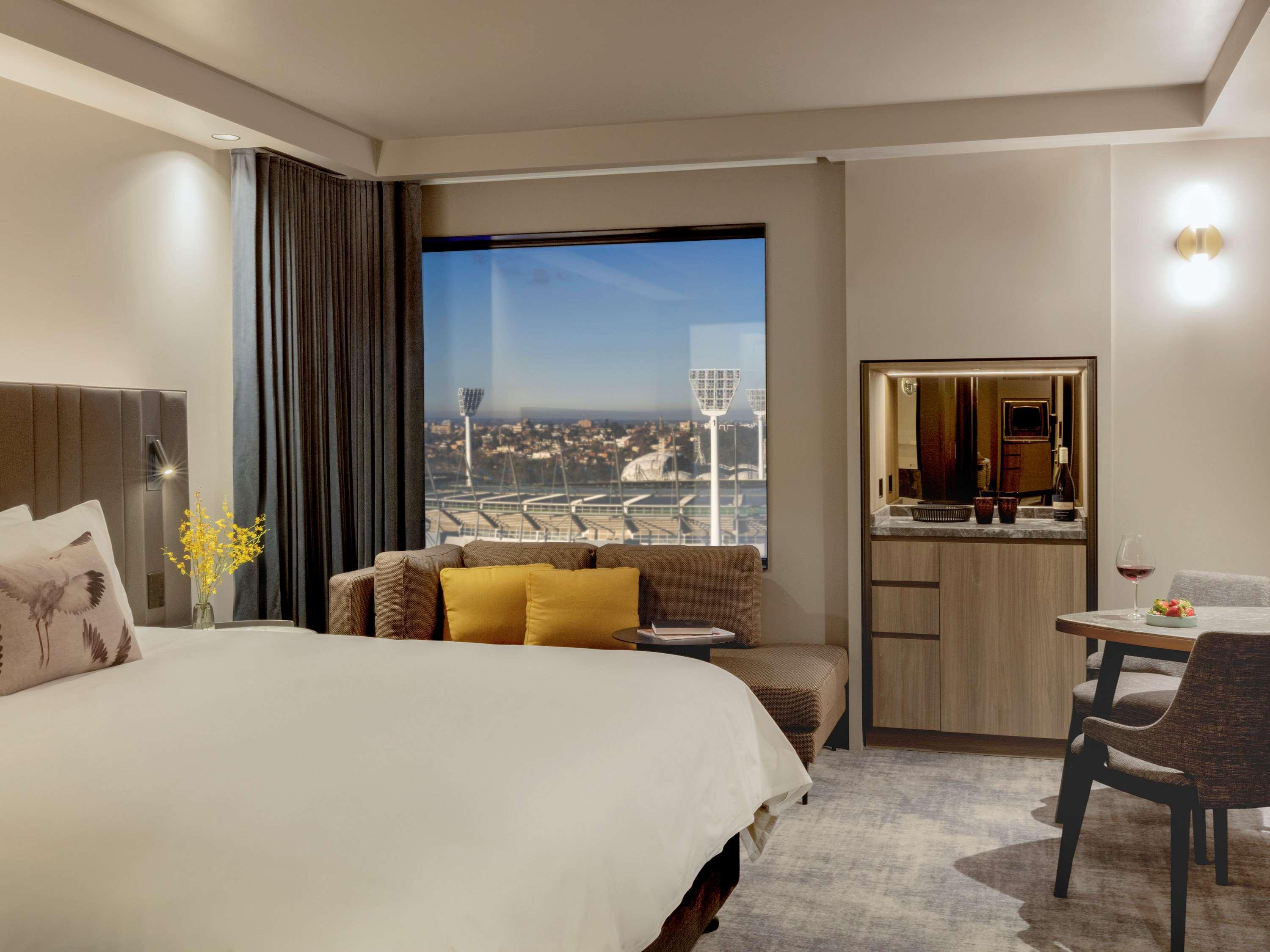 DELUXE, EXECUTIVE, KING BED, WITH VIEW, LOUNGE ACCESS, HIGH FLOOR