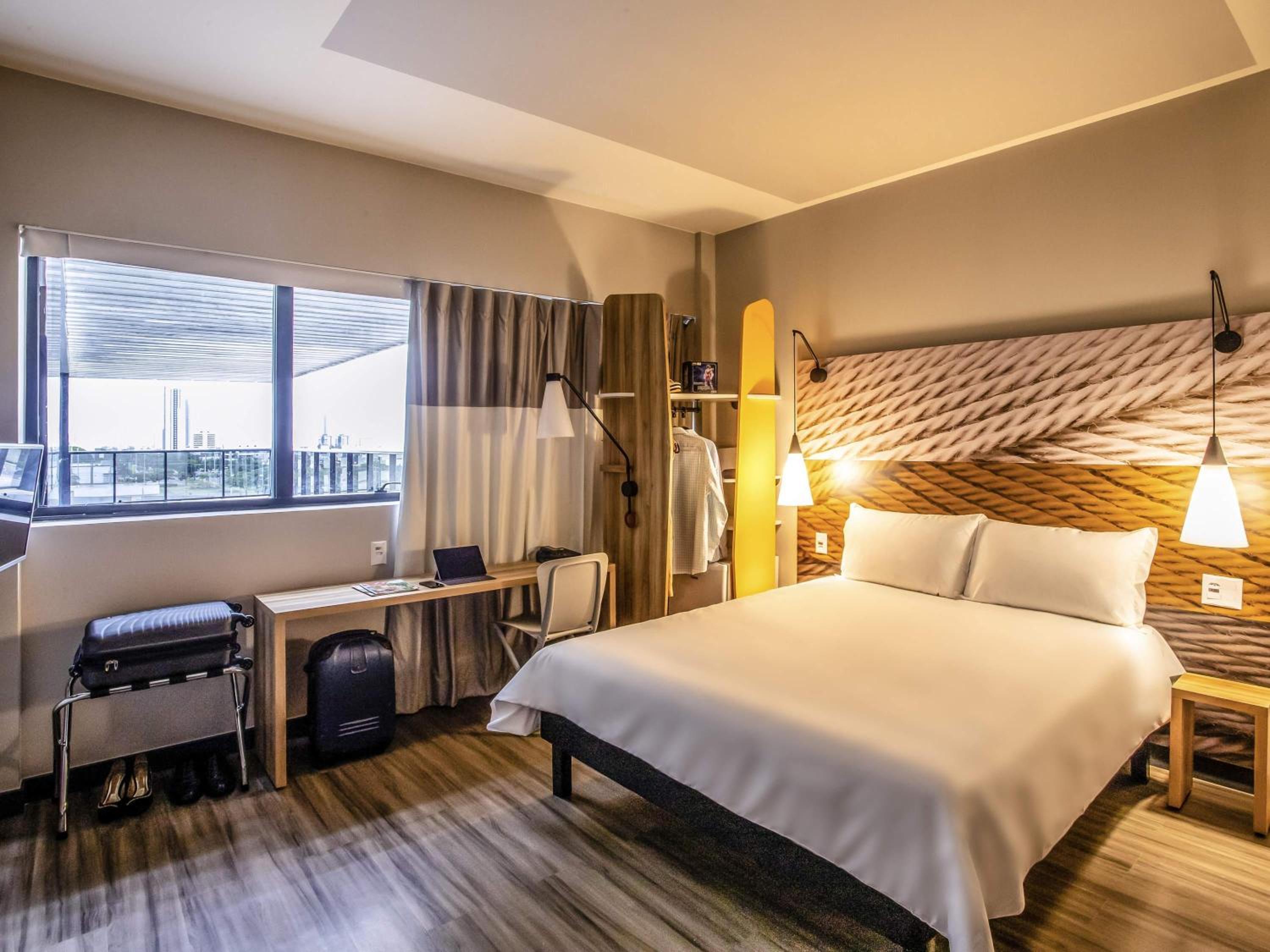 غرفة بسرير مزدوج وسرير فردي مع أريكة، Ibis Palmas Avenida Jk Hotel 4/8