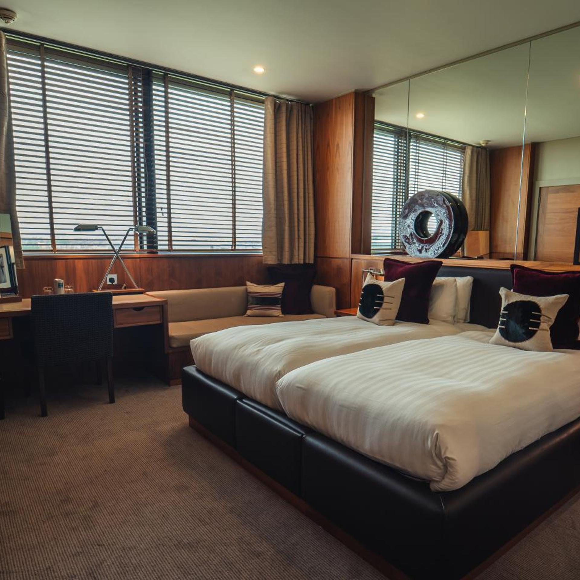 Room, Twin Beds, Air Side