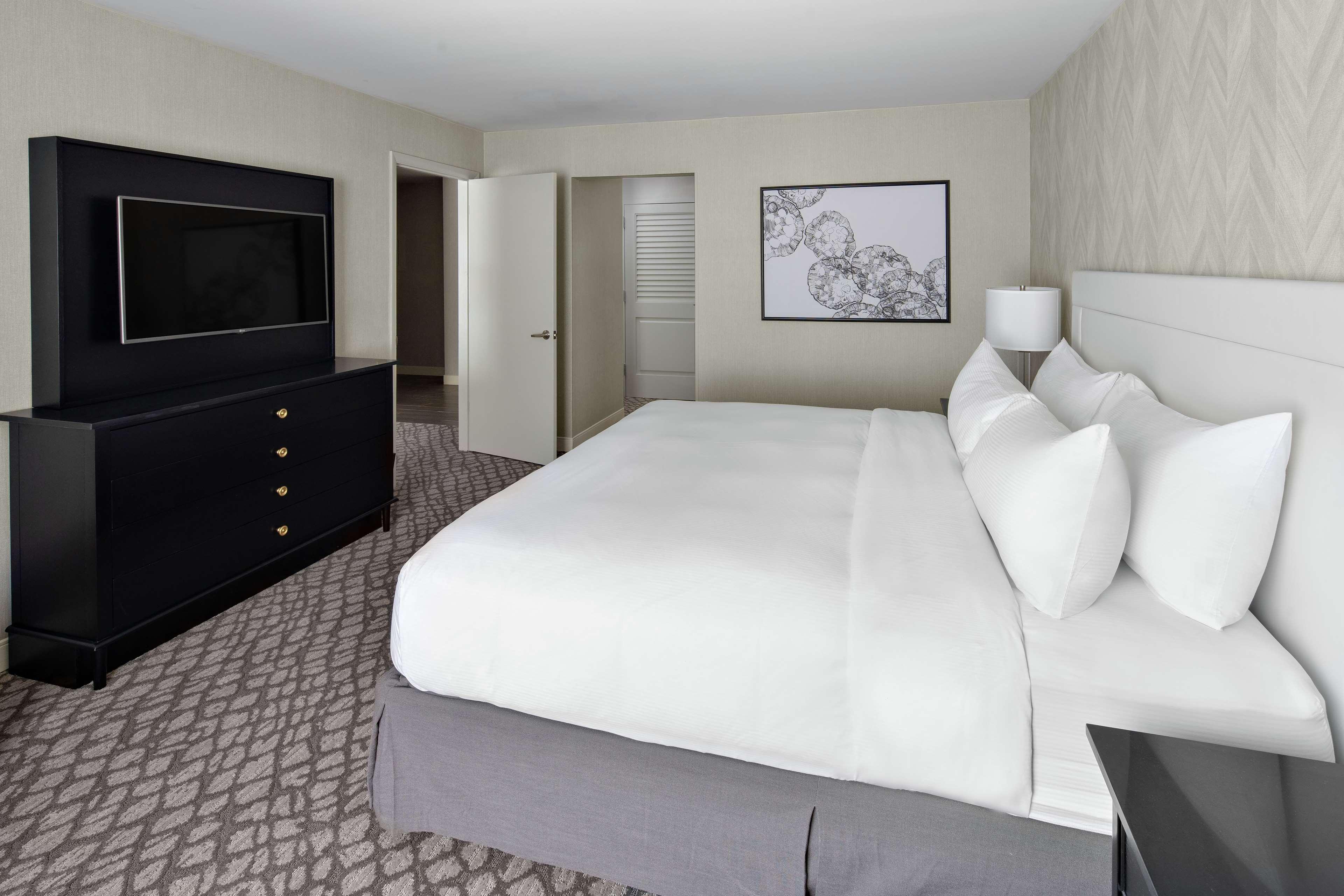 2 Bedrooms, Suite, 1 King or 2 King Beds, Kitchen، DoubleTree Suites by Hilton Charlotte SouthPark 3/4