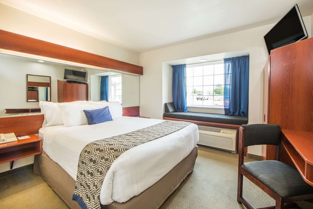 غرفة قياسية بسرير كوين لذوي الإعاقة