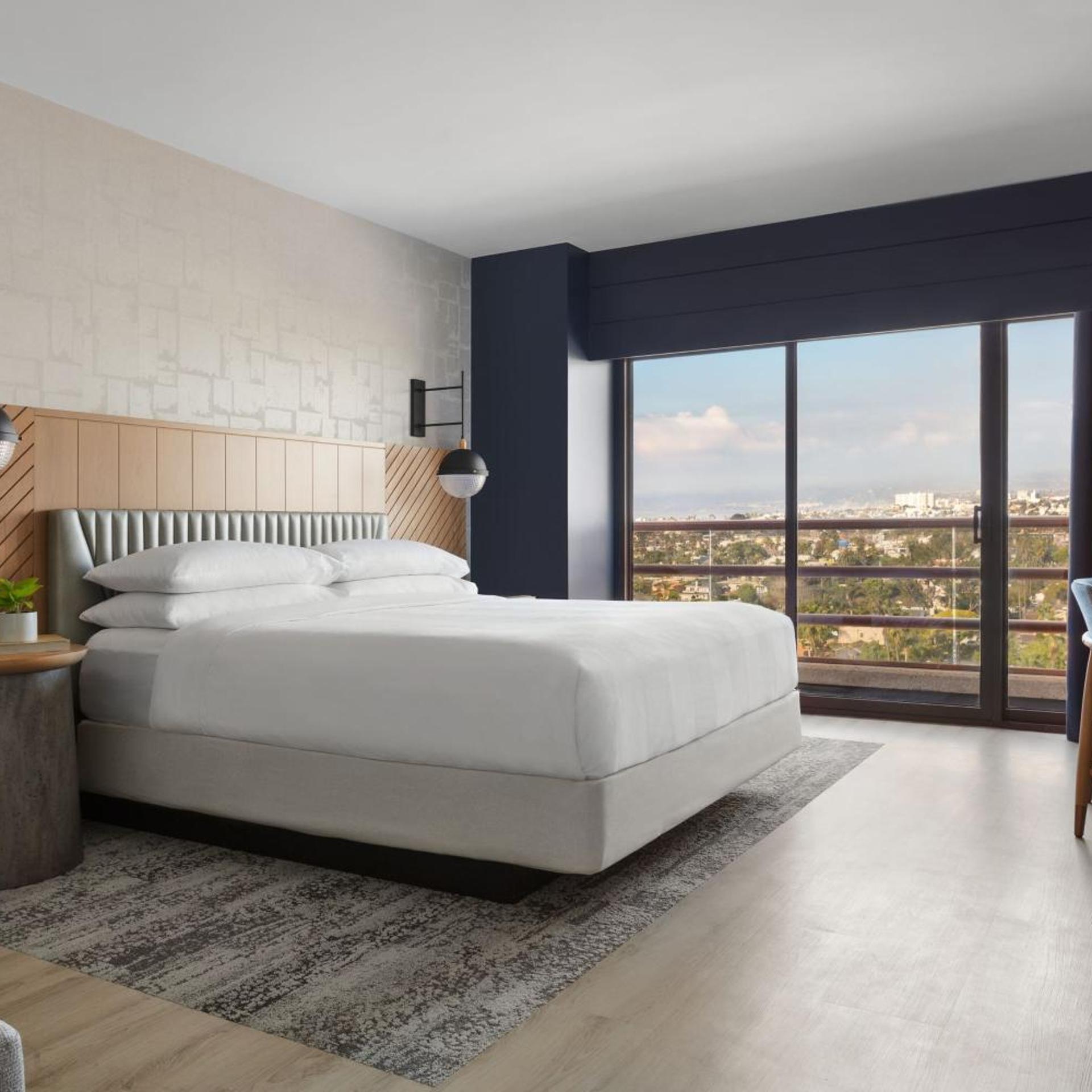 Room, King Bed, City View, Concierge Level