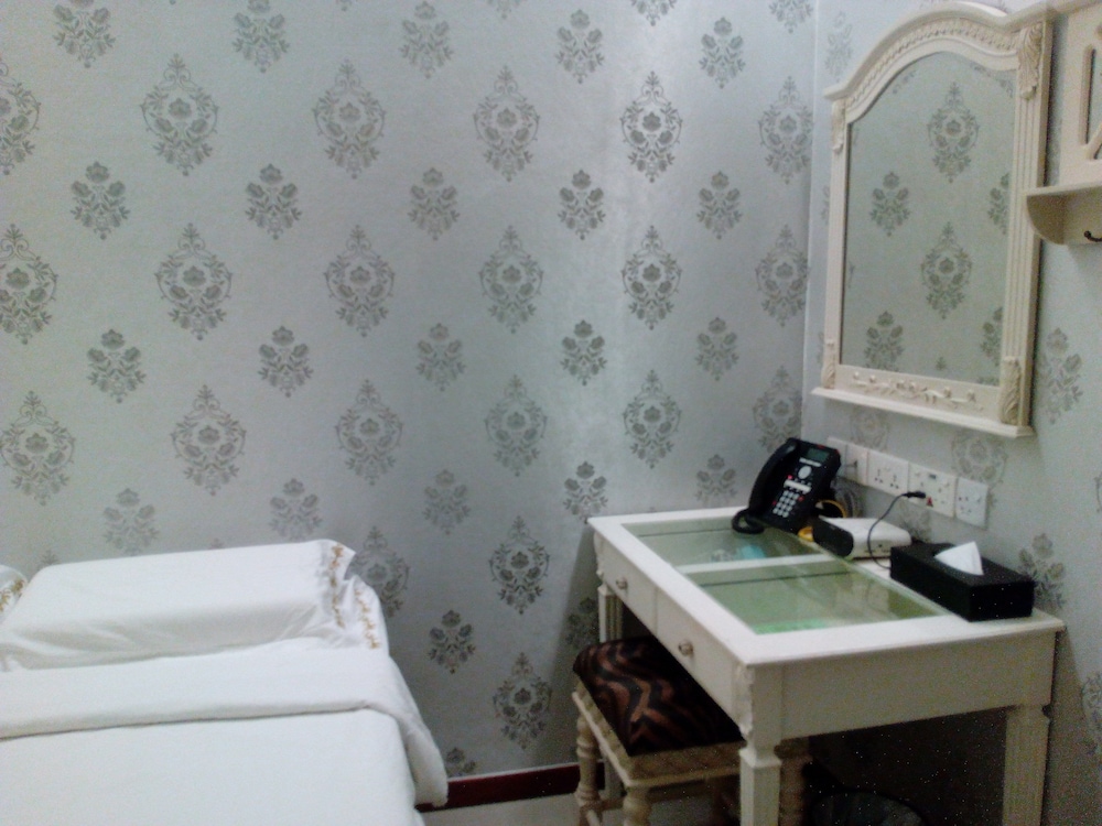 Jayleen 1918 Hotel 45/48