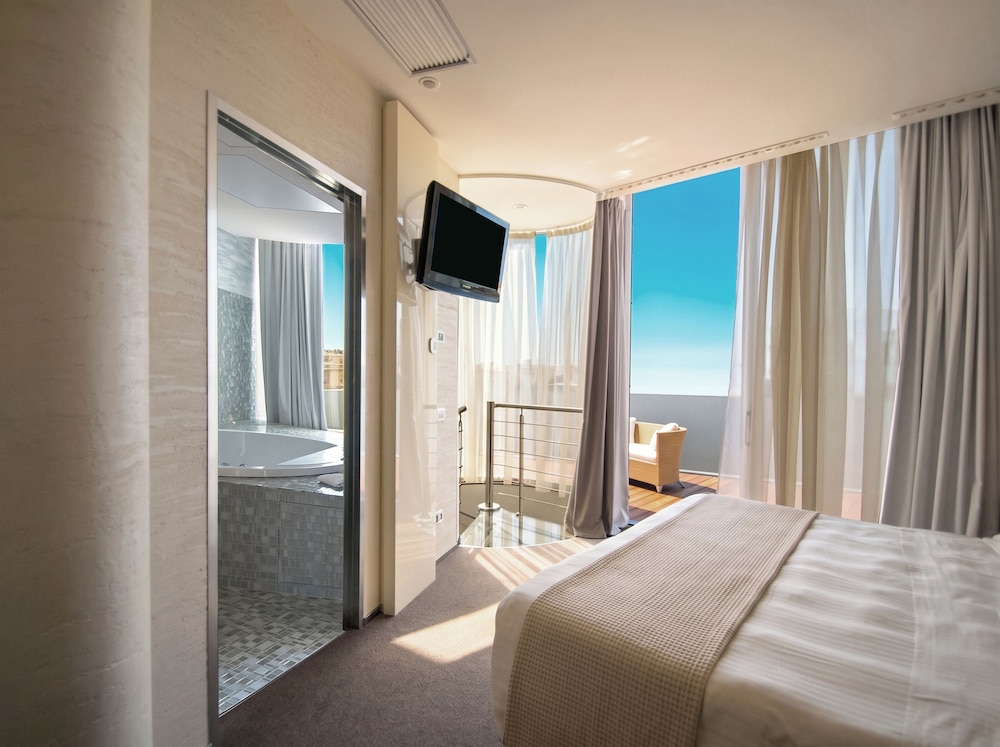 1 BEDROOM, LUXURY, SUITE, QUEEN BED, SEA VIEW