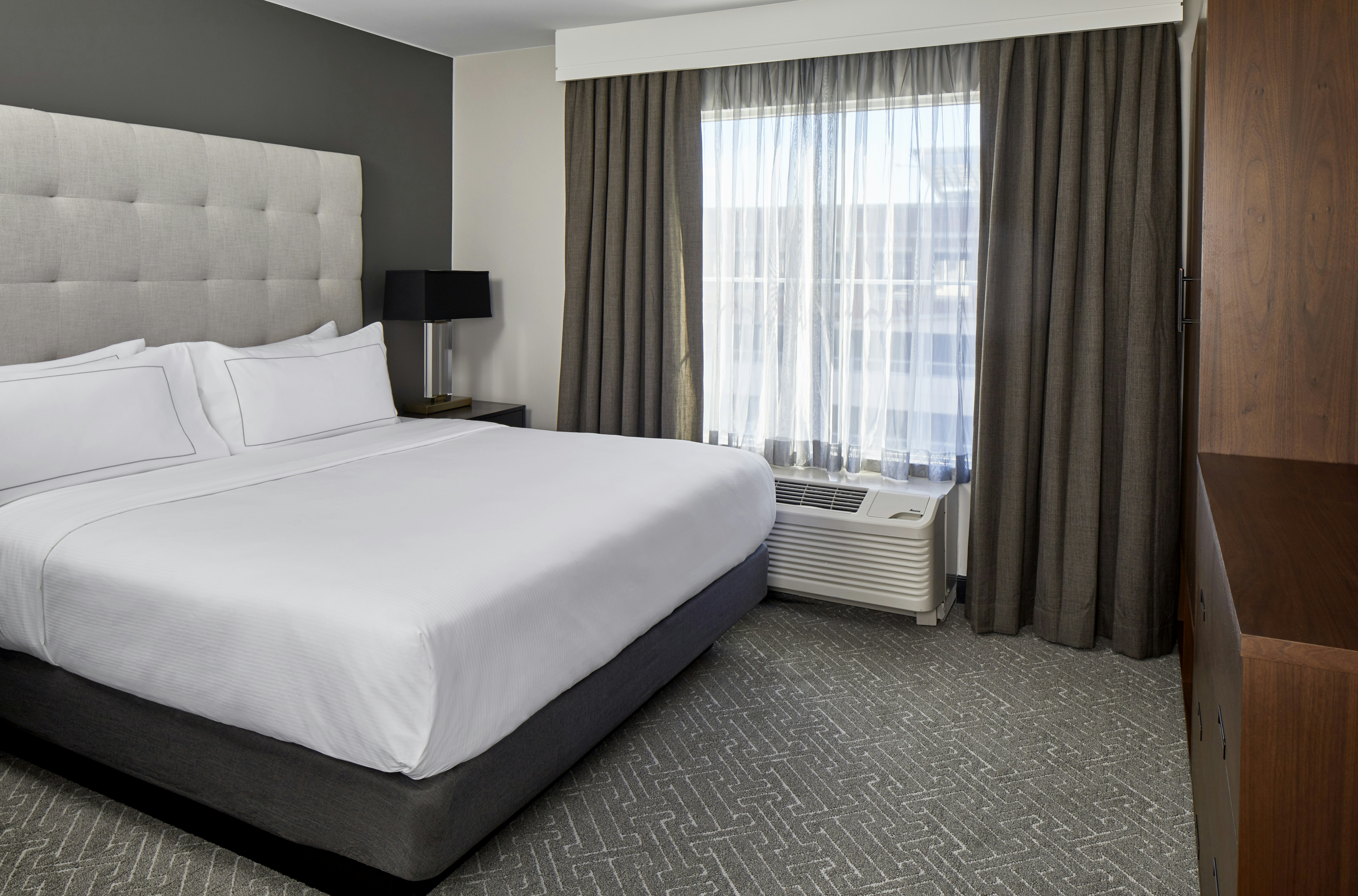 STUDIO, SUITE, KING BED