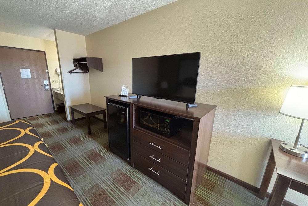 Super 8 by Wyndham Lincoln IL 4/44