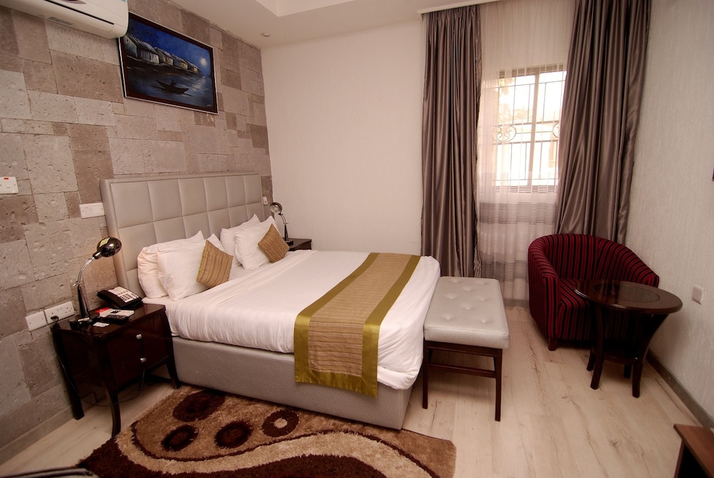 غرفة ديلوكس بسرير كينج، Sun Heaven Hotel & Resort Abuja 2/3