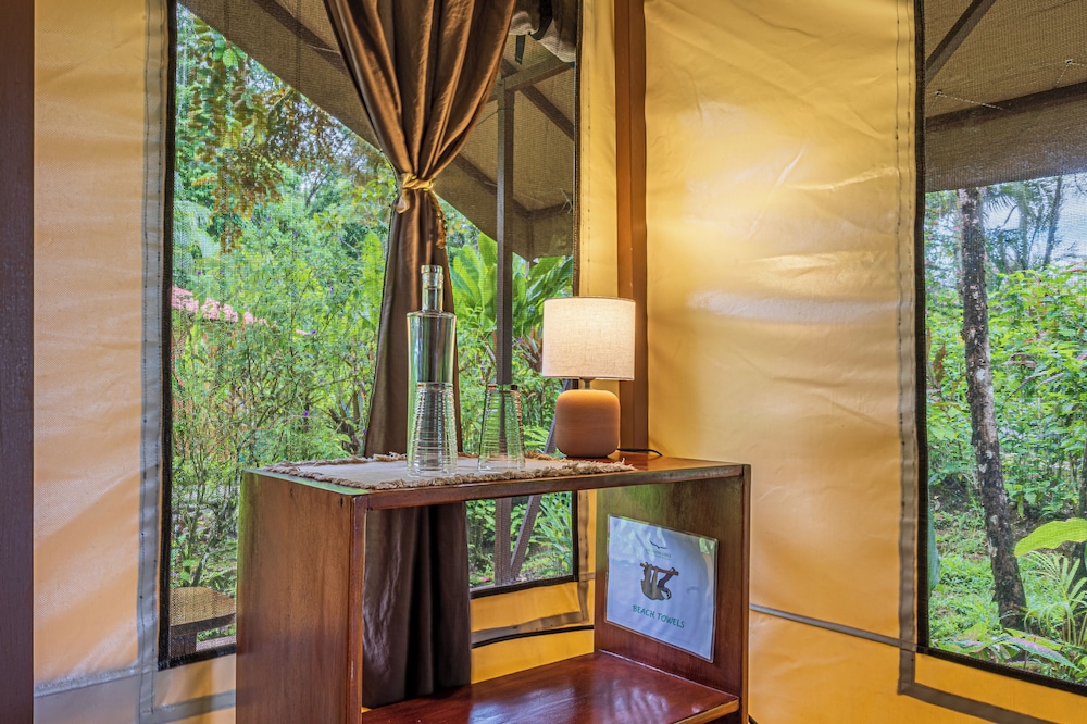Hotel Las Caletas Lodge 7/50