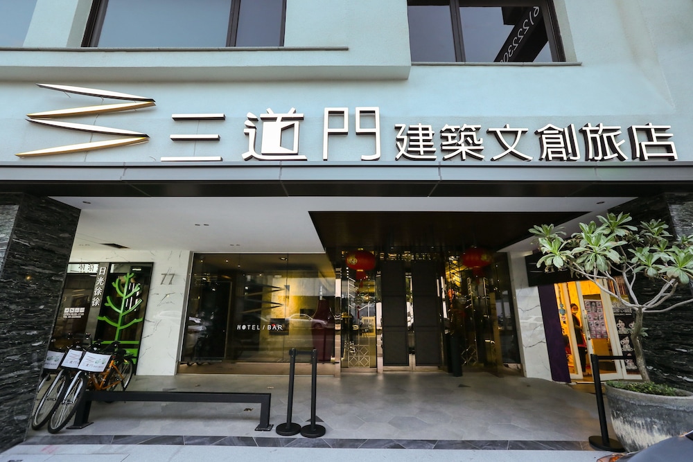 3 Door Hotel 3/76