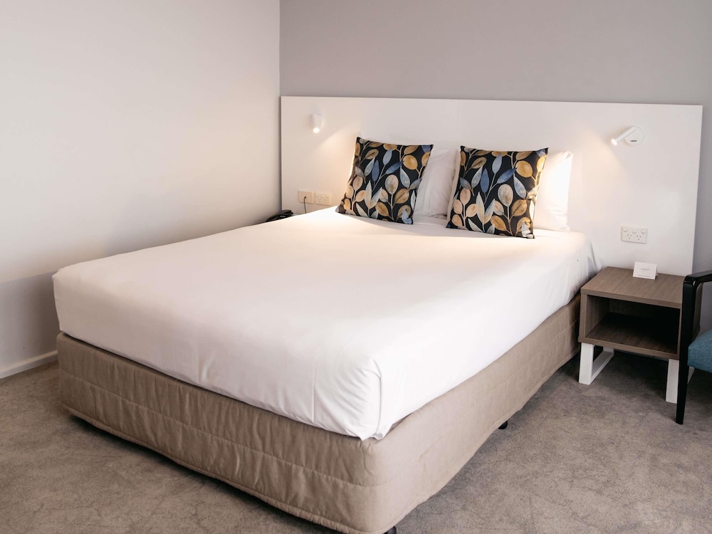 Deluxe, Queen Bed, Balcony, Mercure Brisbane Spring Hill 2/8