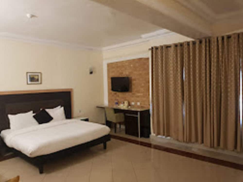 THE ISLAND HOTEL 5/39