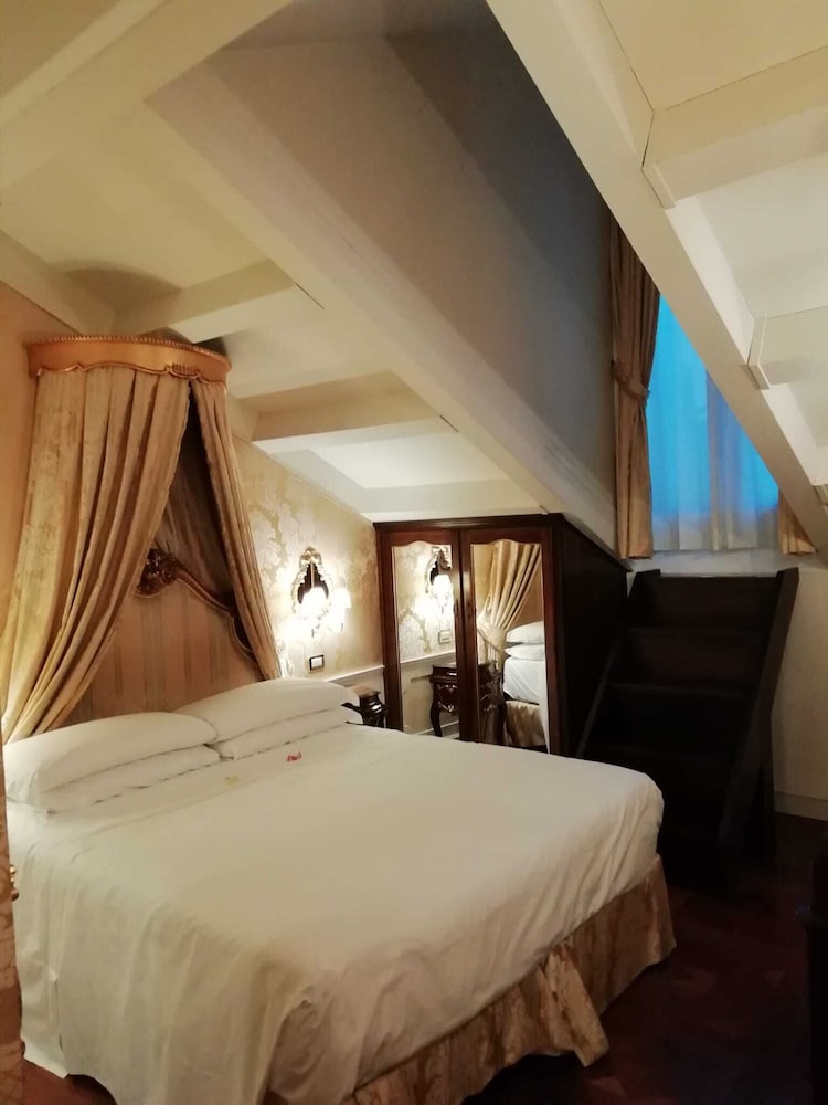 JUNIOR SUITE, STAIR ACCESS ONLY, ANNEX