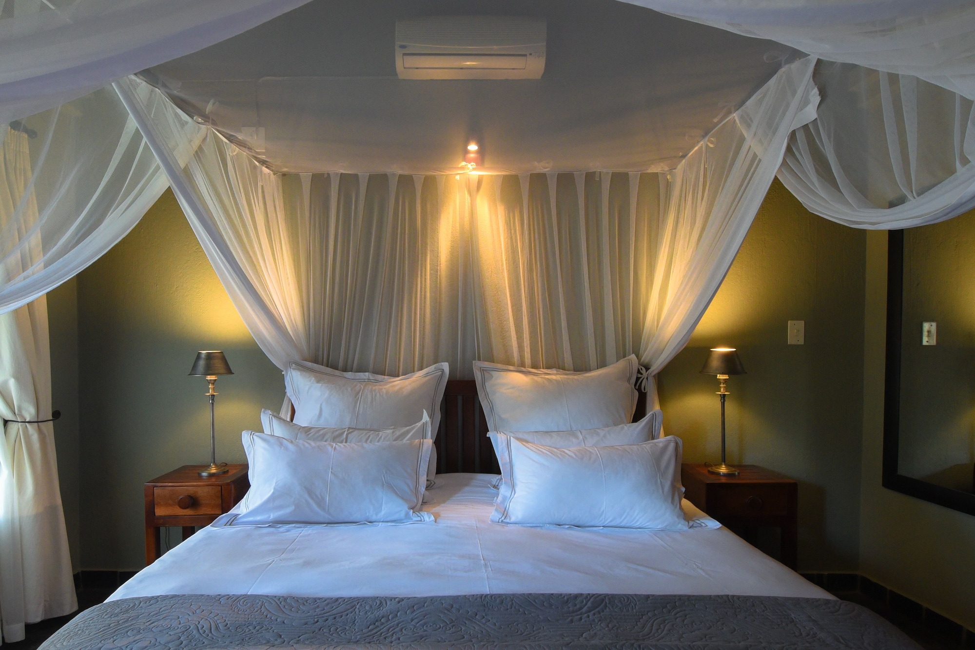 LUXURY, TWIN BEDS
