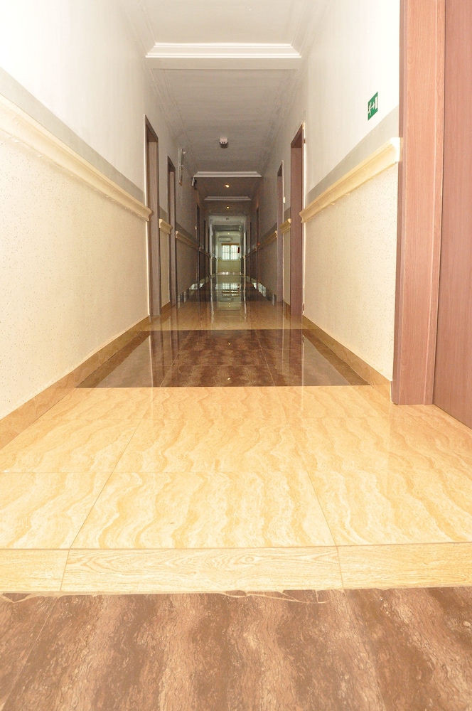 Ne-Yo Hotel And Suites 1/23