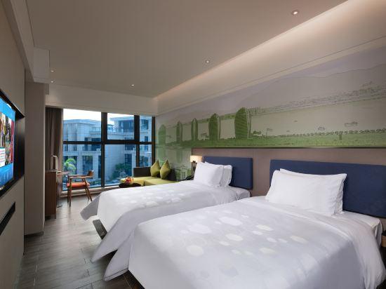 DELUXE, TWIN BEDS, LAKE VIEW
