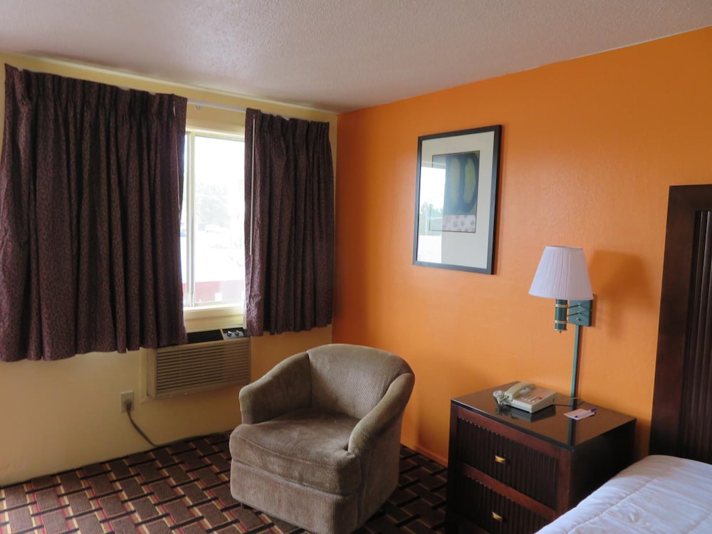 Royal Crest Inn Medford 21/28
