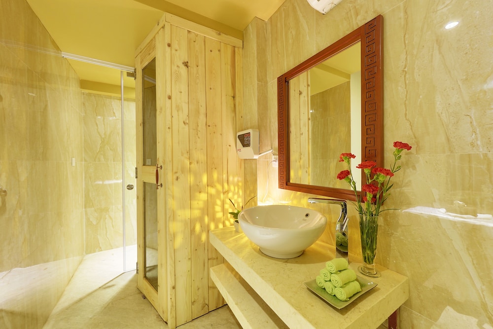 Royal Riverside Hoi An Hotel 74/75