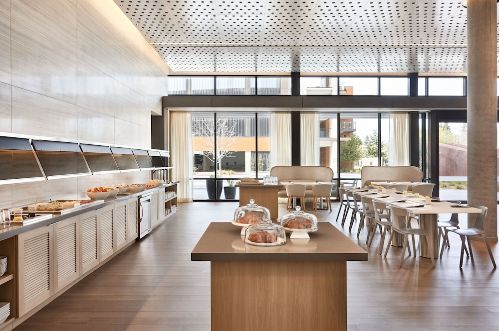 AC Hotel by Marriott Sunnyvale Moffett Park 32/48