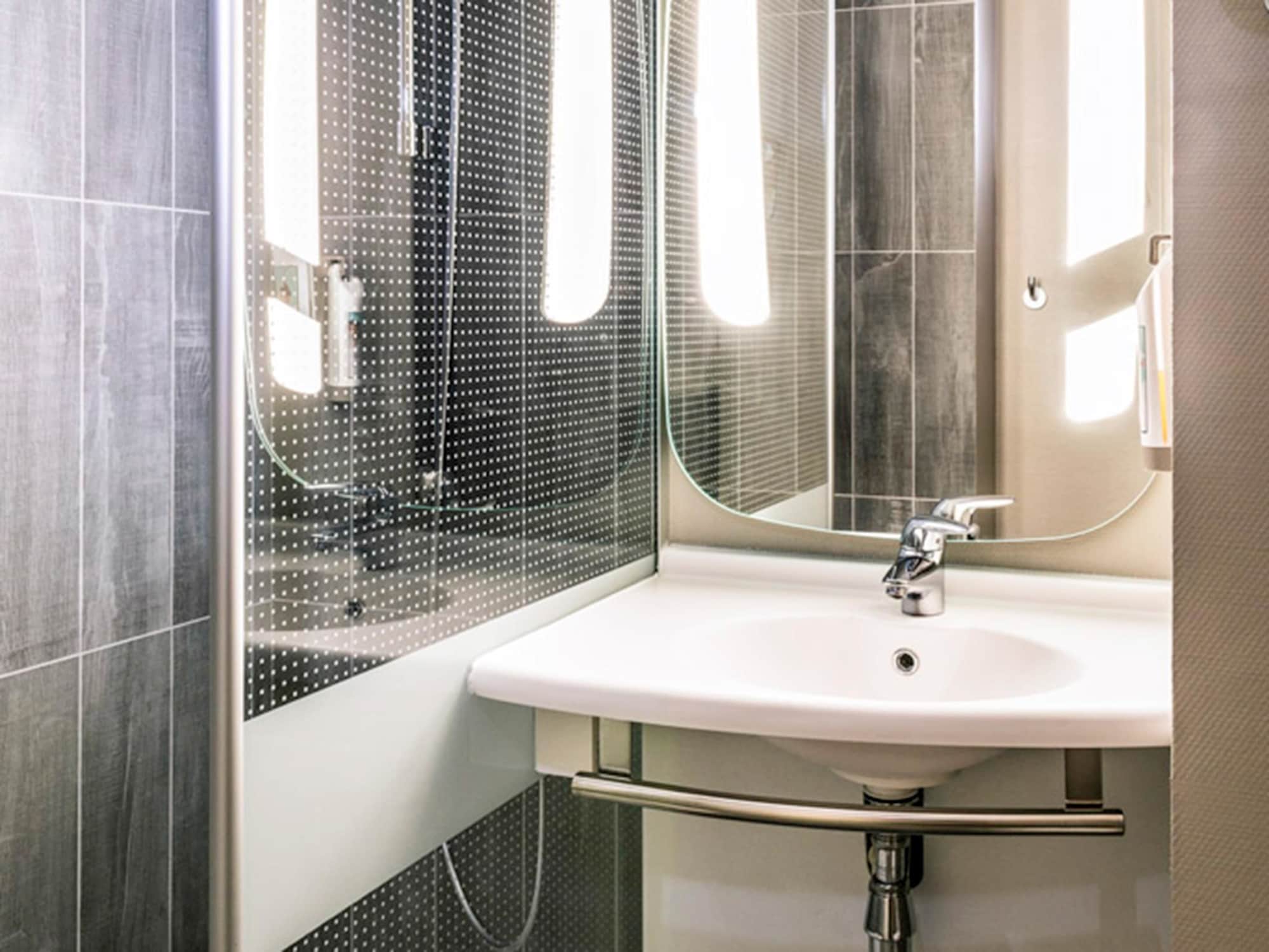 غرفة قياسية بسريرين منفصلين، Hotel Mermoz Paris Le Bourget 2/2